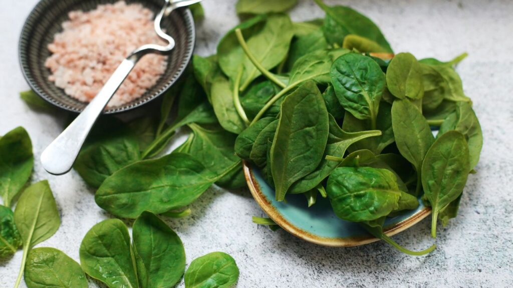 Cocina con espinacas y semillas