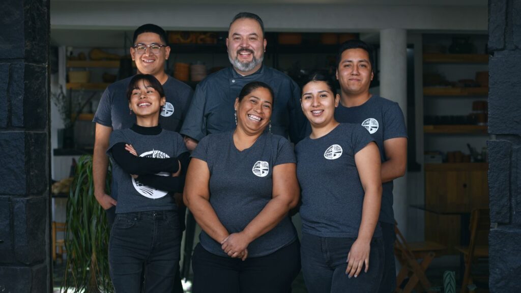 El team que cocina y sirve con amor a sus clientes de Tierra Adentro