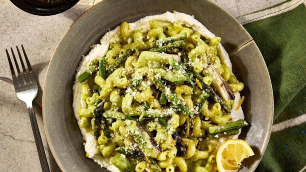 ¿Antojo de algo cremoso? Prueba esta pasta con espárragos y puerros