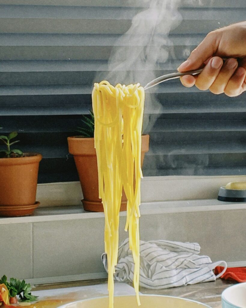 Pasta cremosa con espárragos y rampas