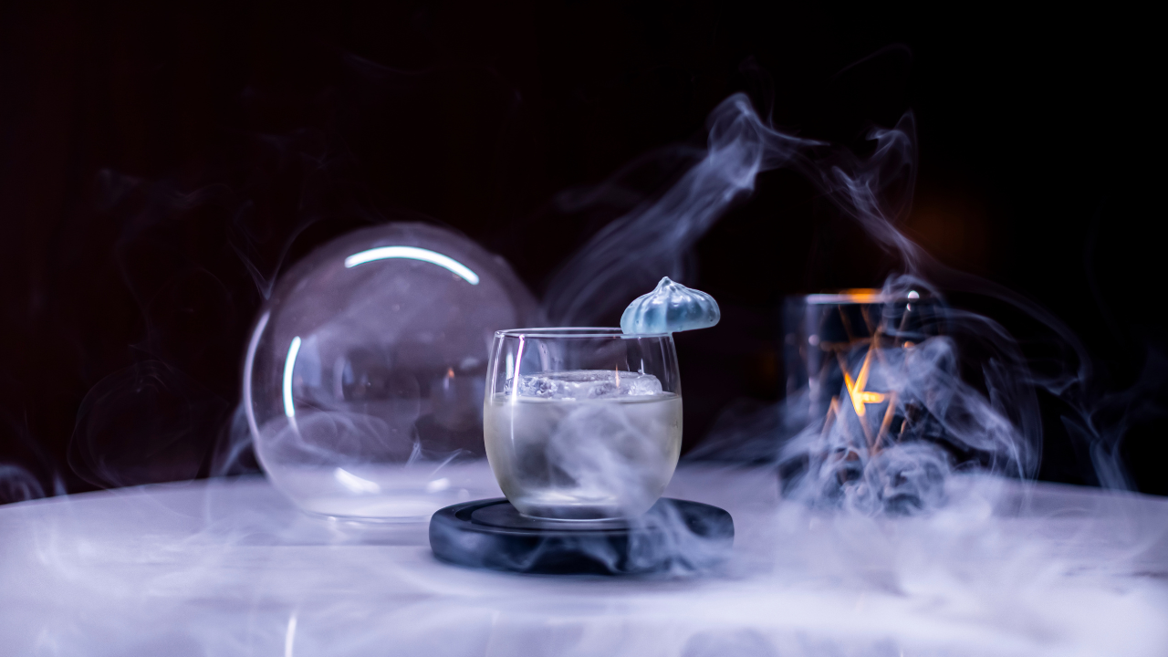 Del circo a la coctelera: magia líquida en Fifty Mils