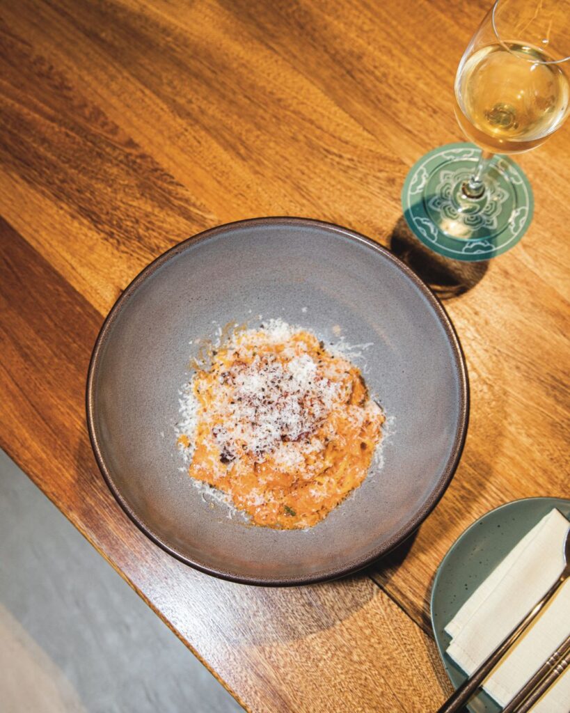 Un clásico, pero con twist: Kimchi Carbonara de Jowong