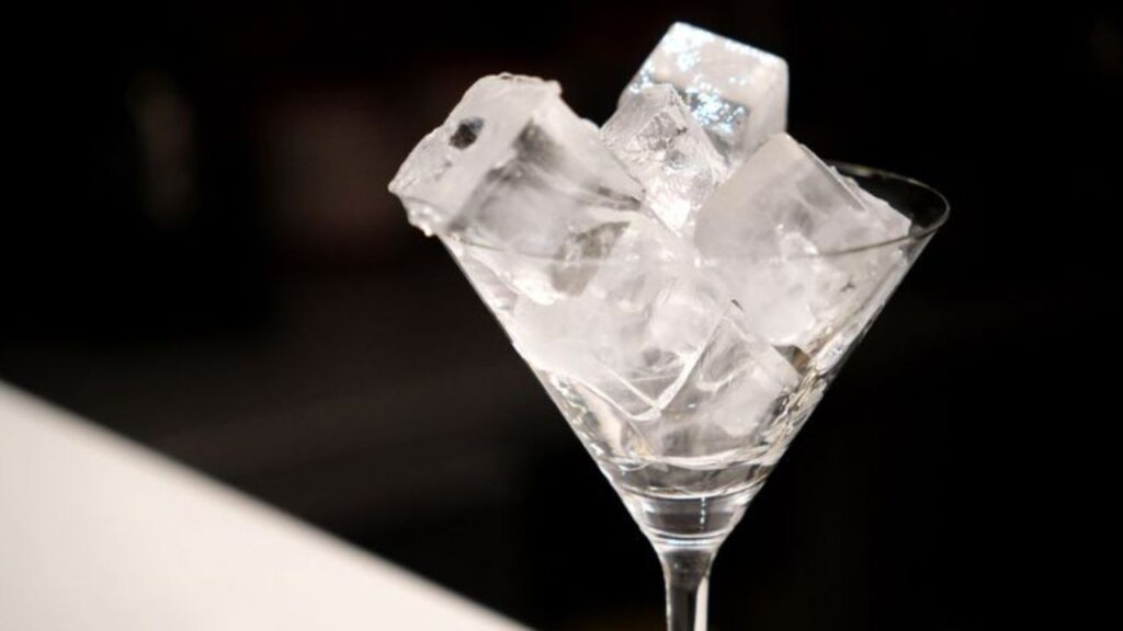 Por qué es importante la forma y el tamaño del hielo en tu bebida