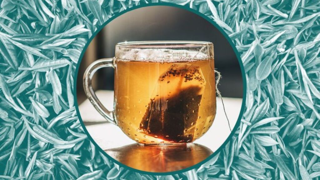 ¿Por qué deberías considerar calentar tu té en el microondas?