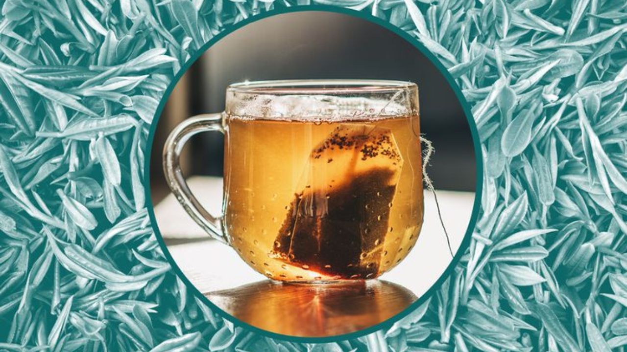 ¿Por qué deberías considerar calentar tu té en el microondas?