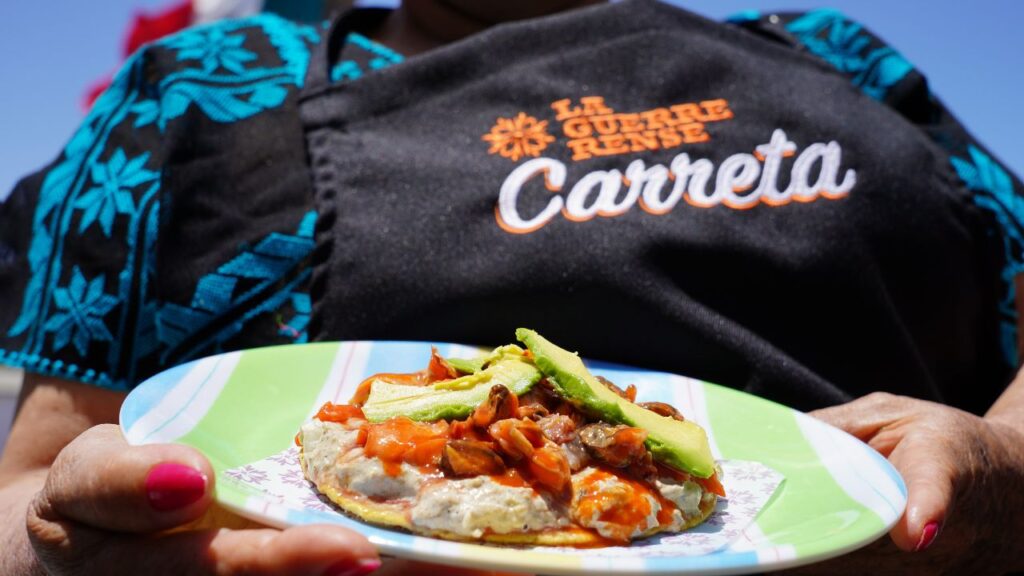 La Guerrerense: una carreta con tostadas de mariscos de premio