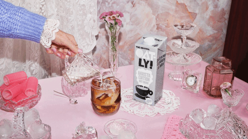 Oatly celebra un año revolucionando el café en México