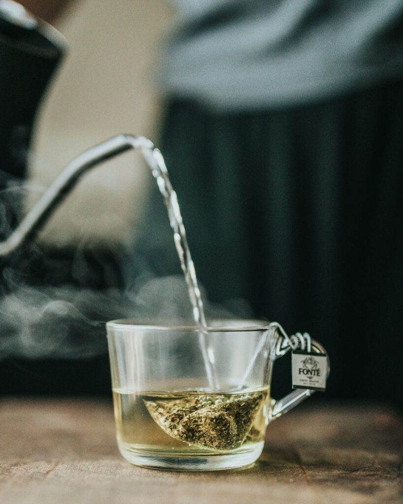 ¿Por qué deberías considerar calentar tu té en el microondas?