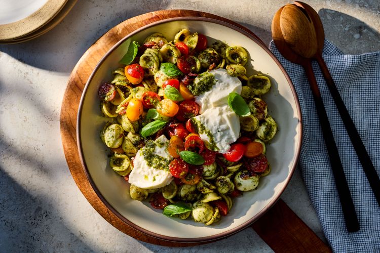 Para un antojo fresco y ligero: ensalada caprese con pasta y pesto