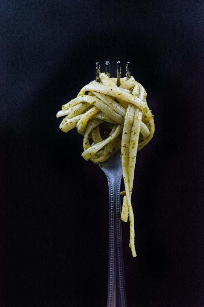 Para un antojo fresco y ligero: ensalada caprese con pasta y pesto