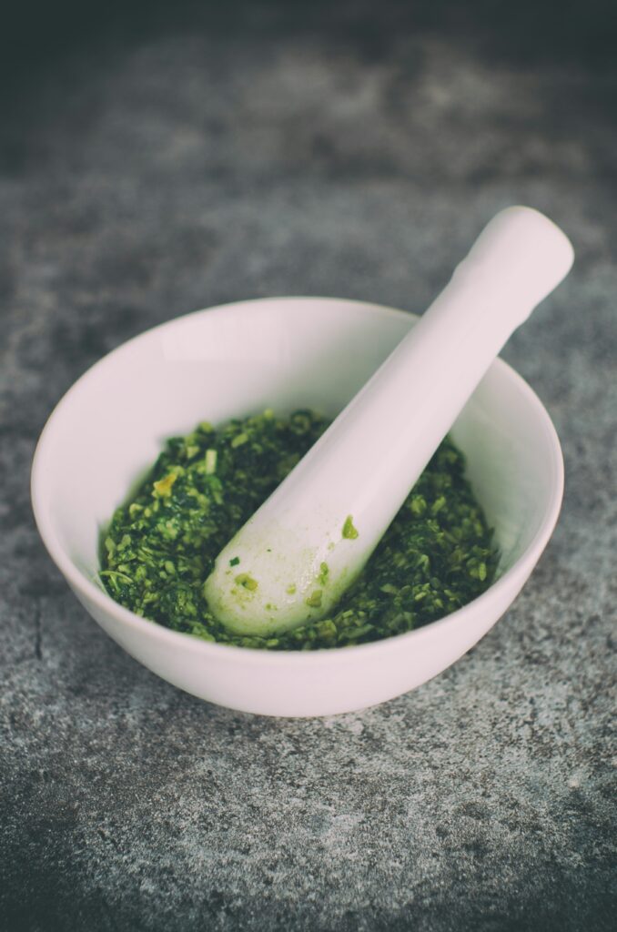 Para un antojo fresco y ligero: ensalada caprese con pasta y pesto