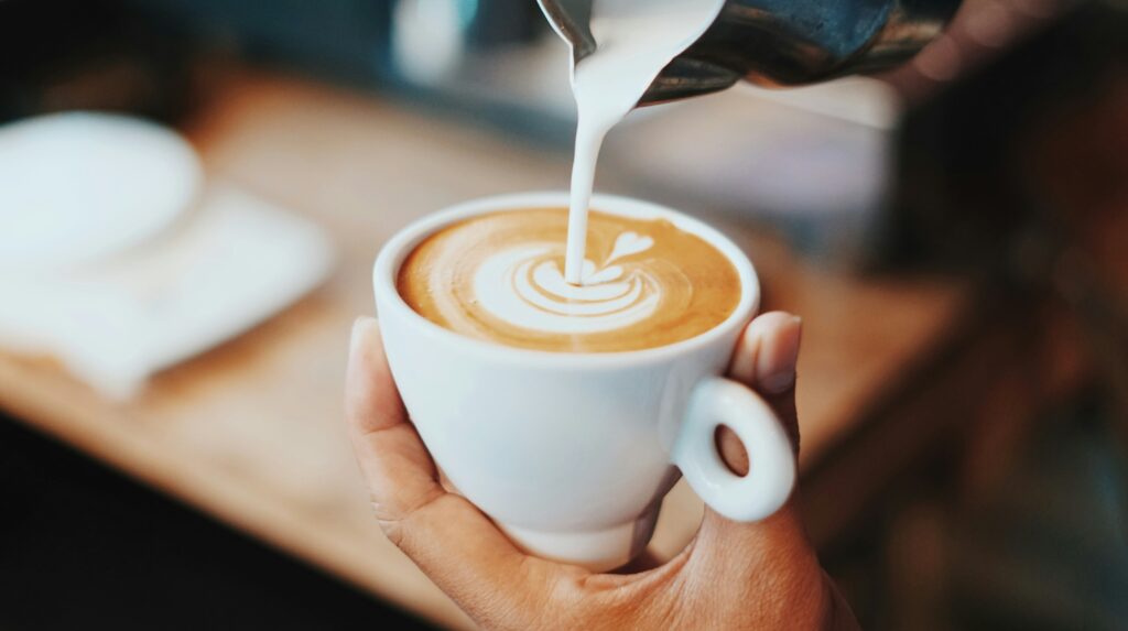 Aprende a texturizar leche para tu arte latte, como en la cafetería