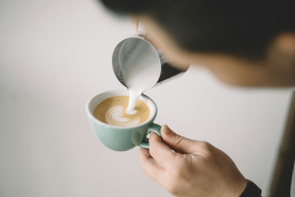 Aprende a texturizar leche para tu arte latte, como en la cafetería
