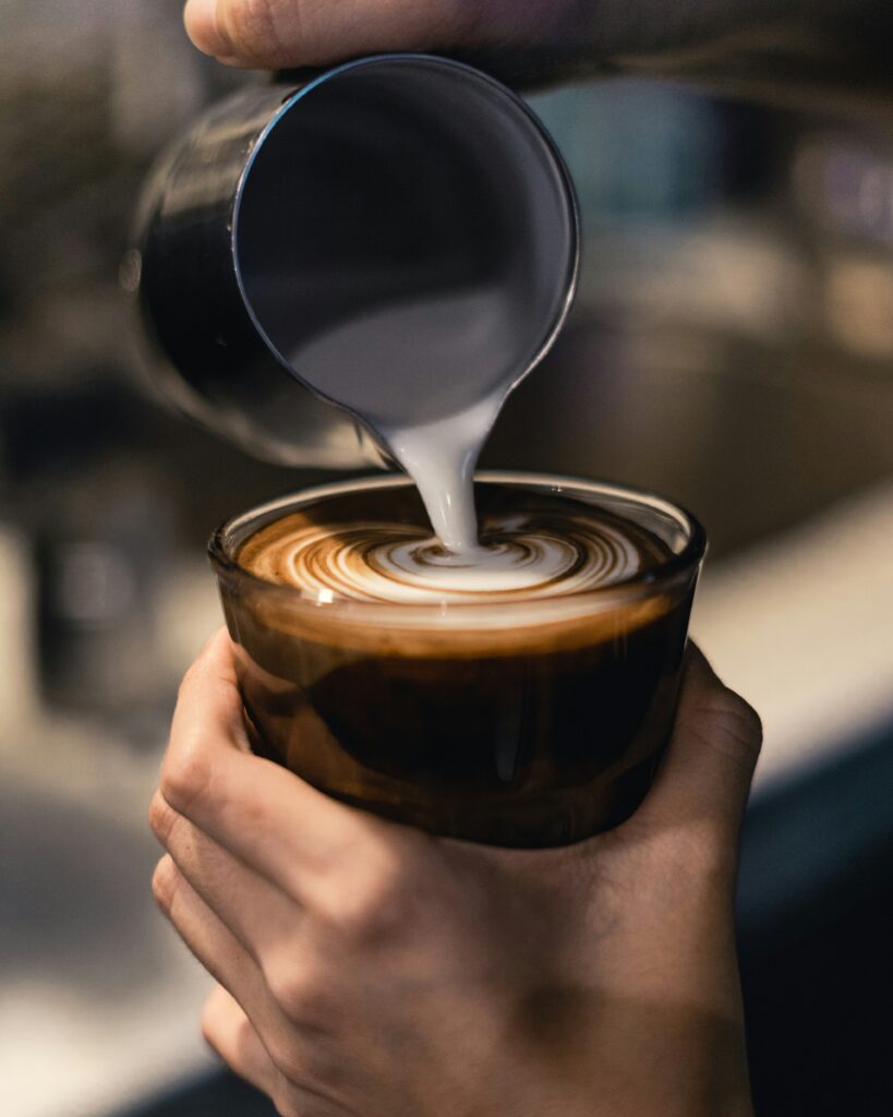 Aprende a texturizar leche para tu arte latte, como en la cafetería