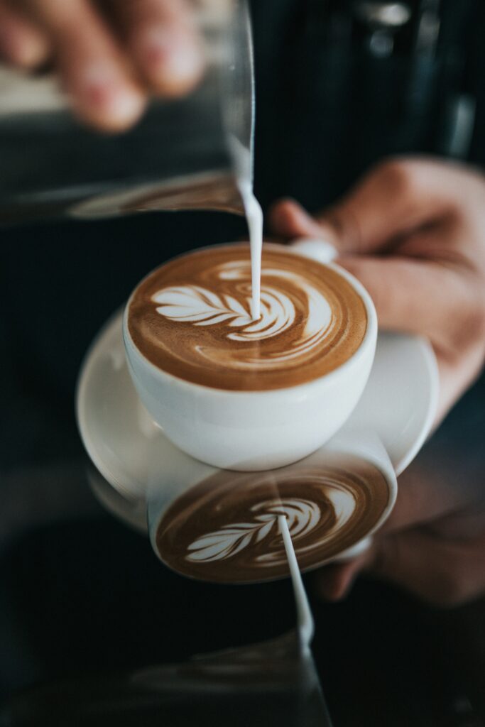 Aprende a texturizar leche para tu arte latte, como en la cafetería