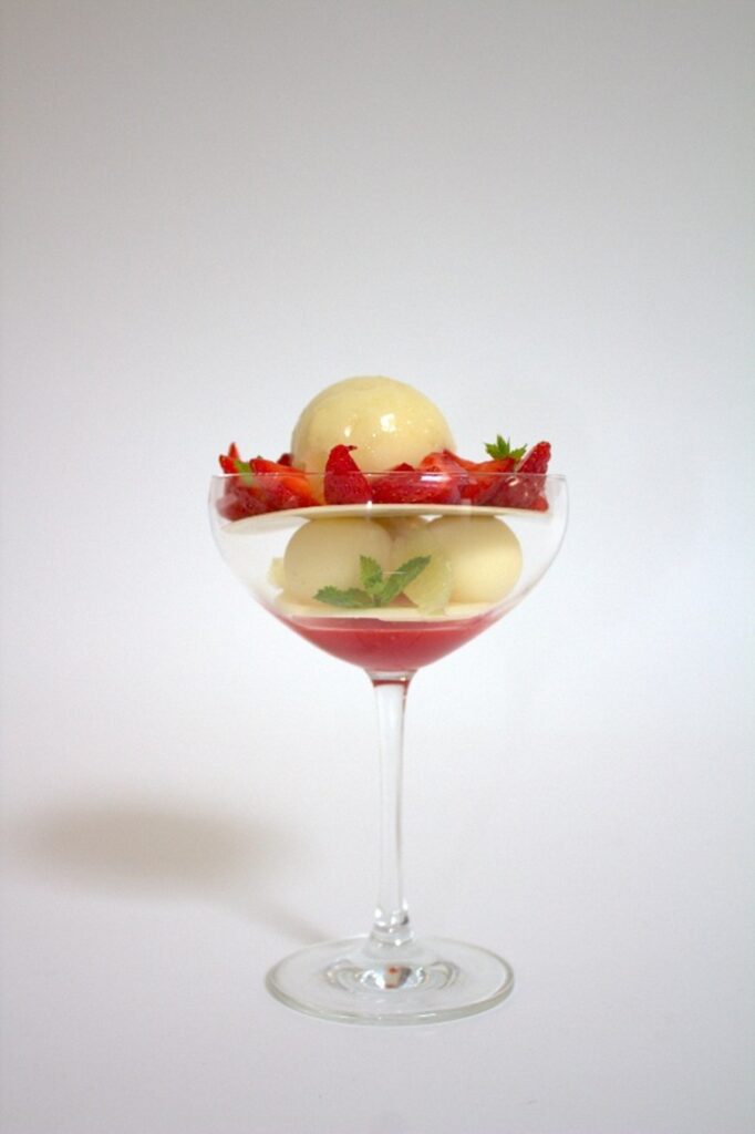 Sundae de fresa, menta y yuzu; una combinación perfecta para el verano