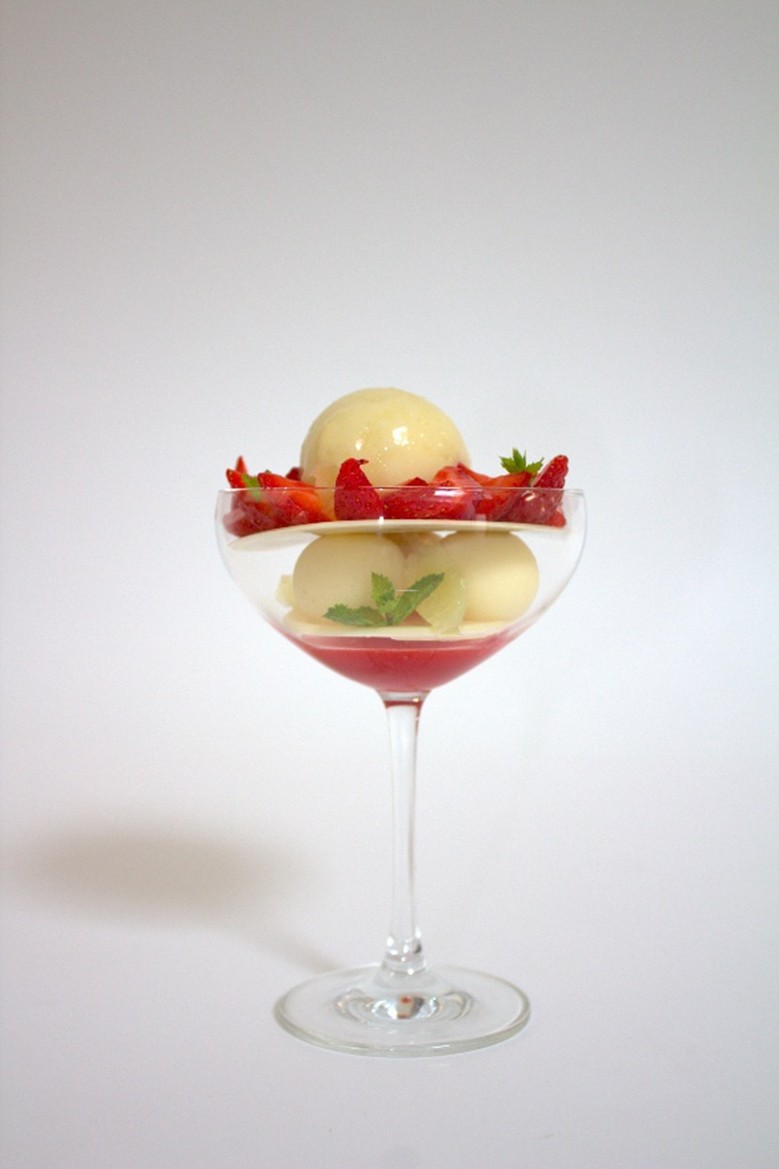 Sundae de fresa, menta y yuzu; una combinación perfecta para el verano