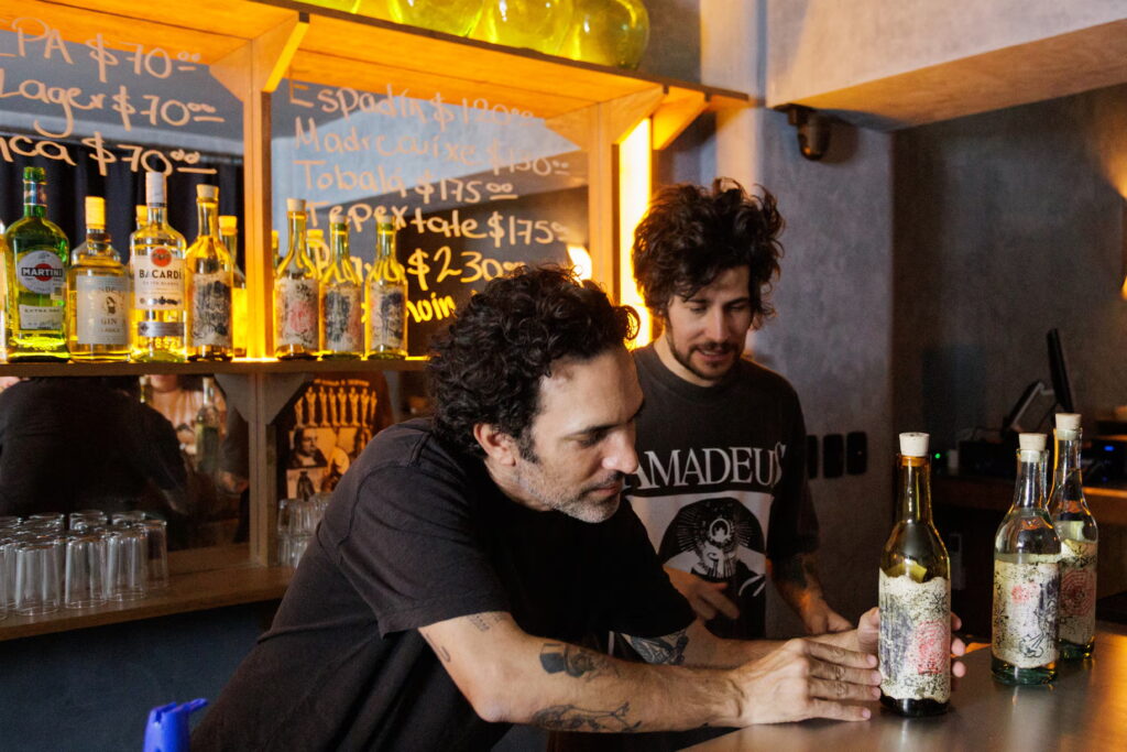 Tres experiencias en la CDMX para descubrir el mezcal como nunca antes 