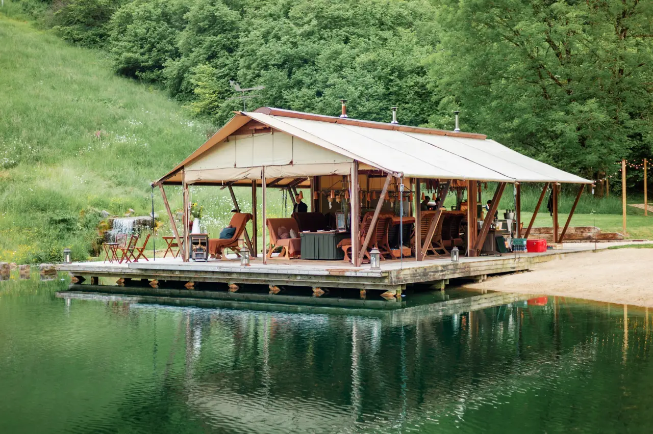 Los 33 cocinan en WildKitchen, la parrilla exclusiva en la finca del director de cine Guy Ritchie