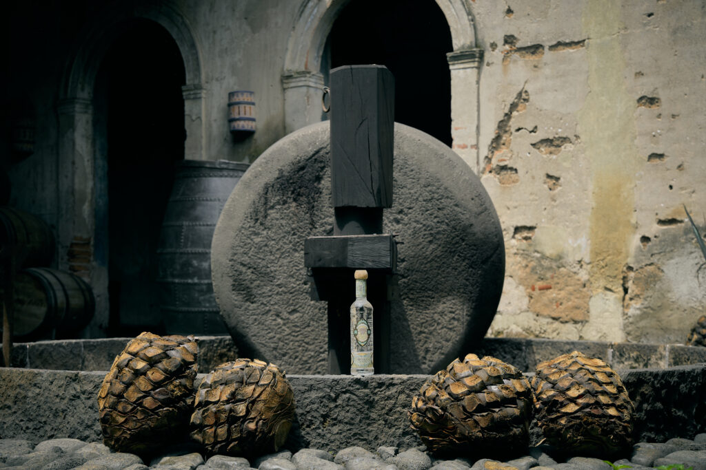 Dobel Tahona, un homenaje a la tradición, calidad y sofisticación de Tequila Maestro Dobel