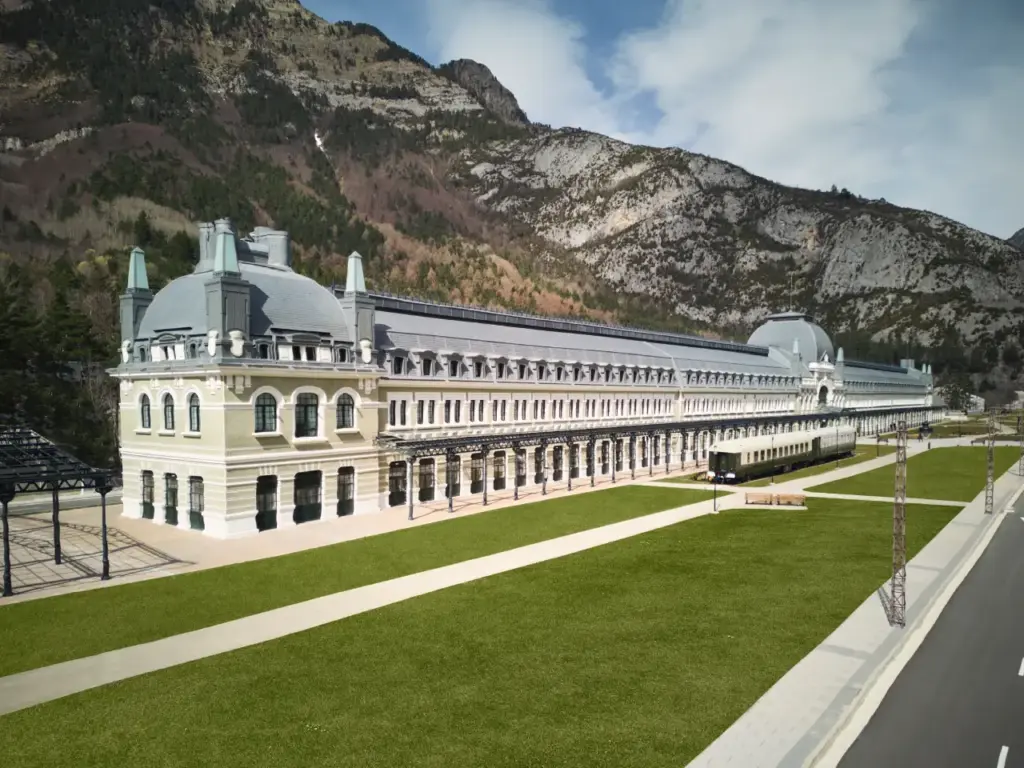 Canfranc Estación: leyenda e icono del Pirineo