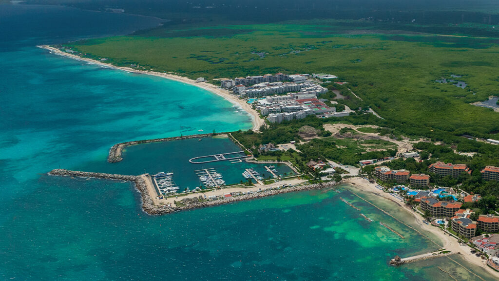 Puerto Morelos emerge con su ritmo pausado y una gastronomía que honra al mar