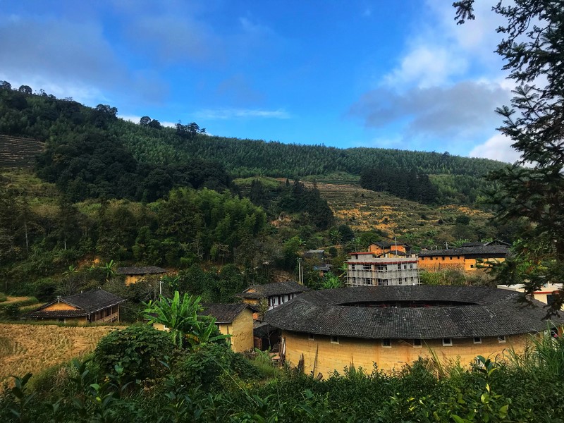Entre siglos y bambú: el susurro secreto de Tsingpu Tulou Retreat