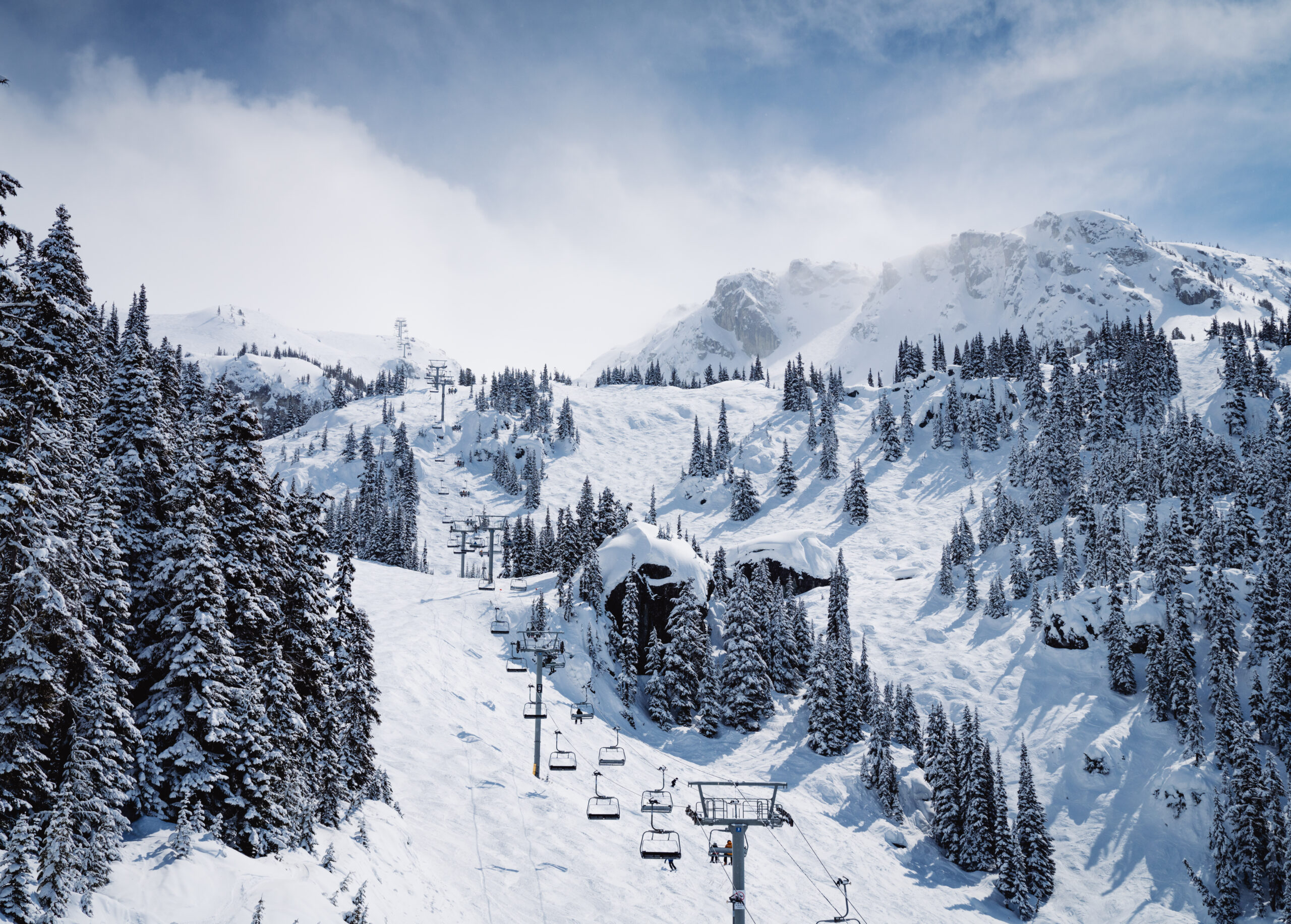 Espectaculares resorts de esquí que debes visitar este invierno en el oeste de Canadá 