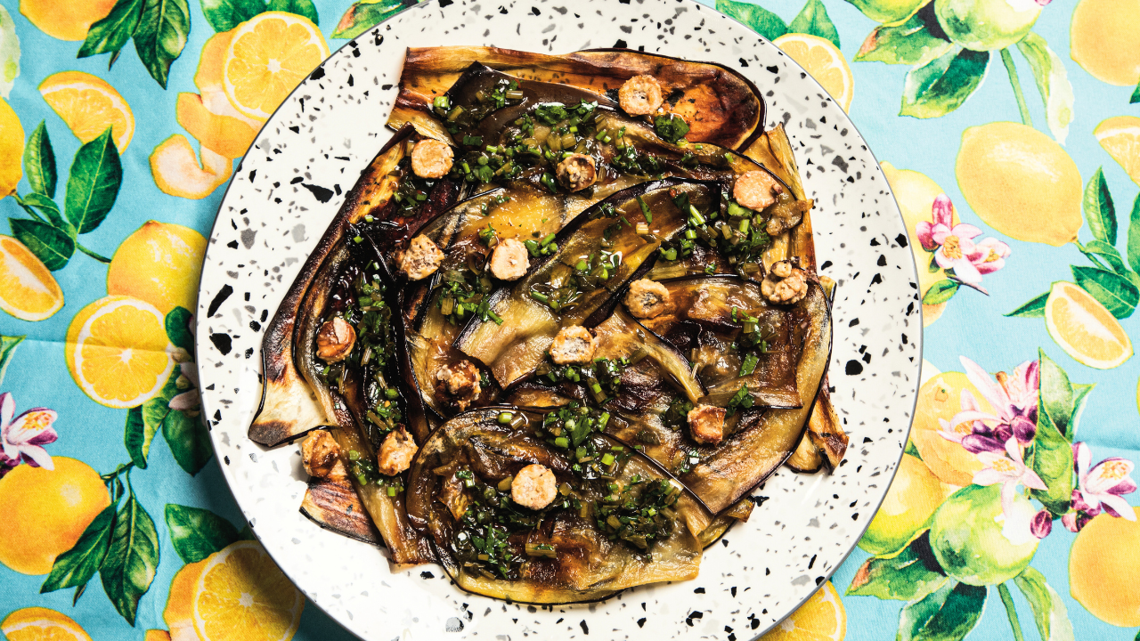Carpaccio de berenjena con chimichurri y avellanas caramelizadas