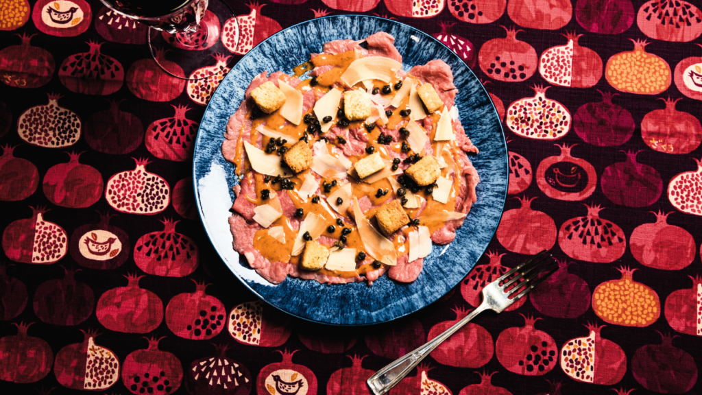 Carpaccio de res con aderezo César de miso y gochujang