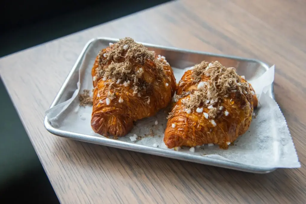Santo Bakehouse celebra su llegada a Uber Eats con el icónico Truffle Croissant de Kasama
