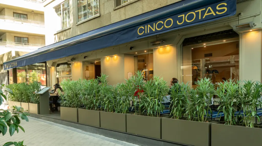 Cinco Jotas Madrid se reinventa con un espacio renovado y una carta que rinde culto al ibérico