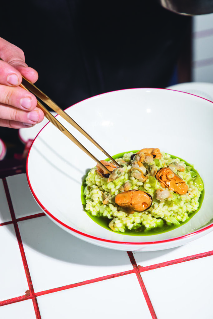 Arroz meloso con alma atlántica: berberechos y mejillones en escabeche