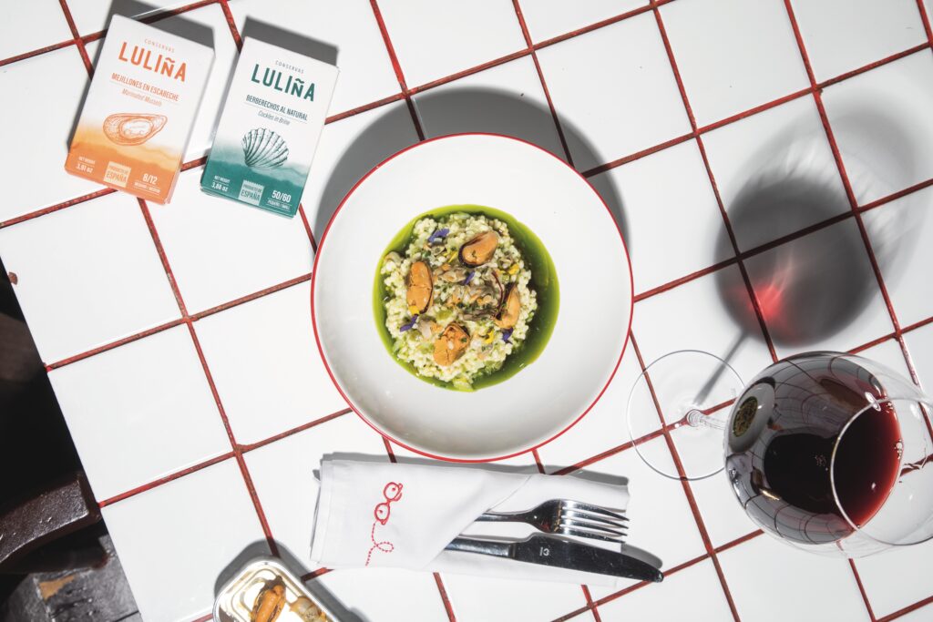 Arroz meloso con alma atlántica: berberechos y mejillones en escabeche