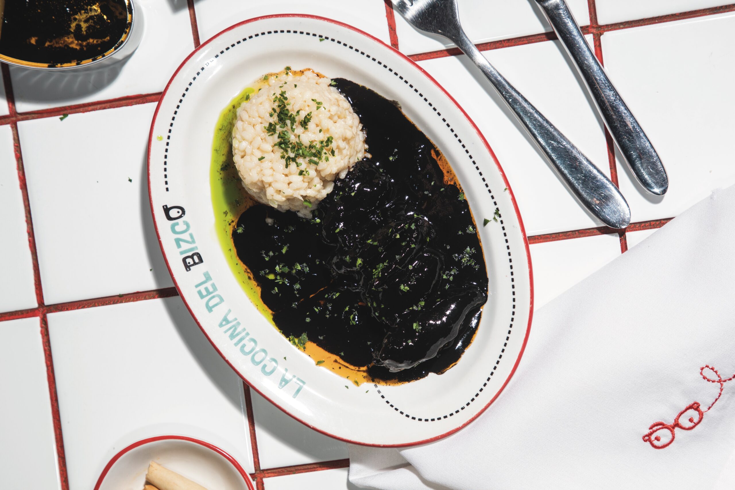 Chipirones rellenos en su tinta con arroz pilaf: contraste y tradición Chipirones rellenos en su tinta con arroz pilaf: contraste y tradición