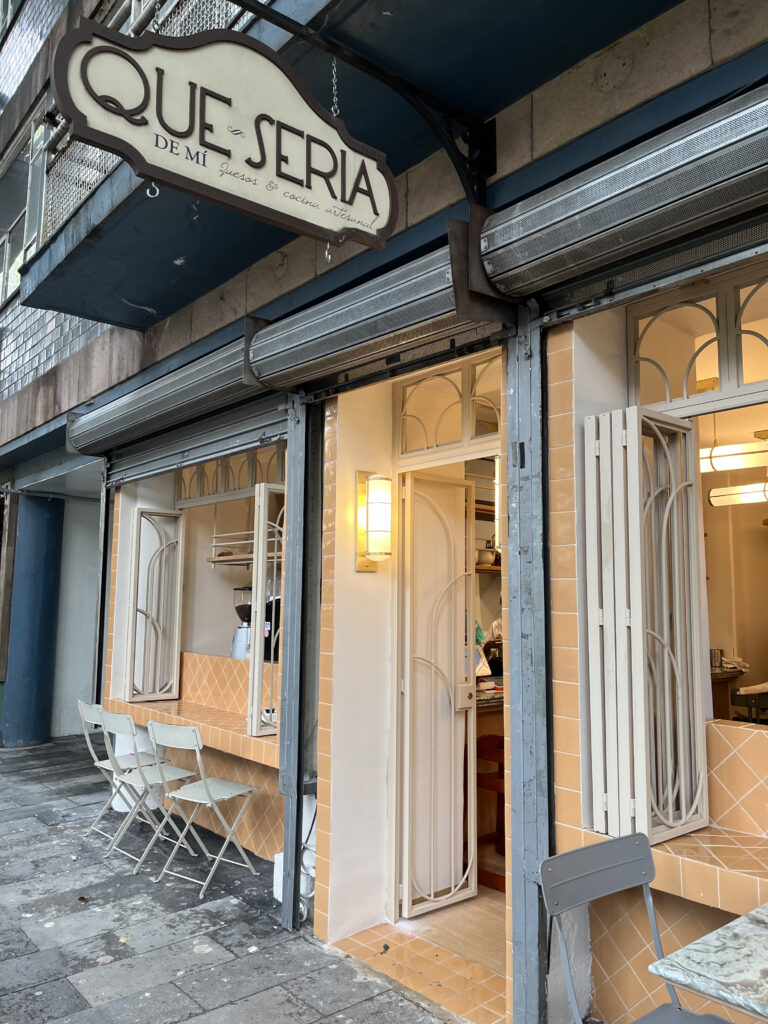 Entre quesos, café y sobremesa: así se vive Quesería de Mí en la Condesa