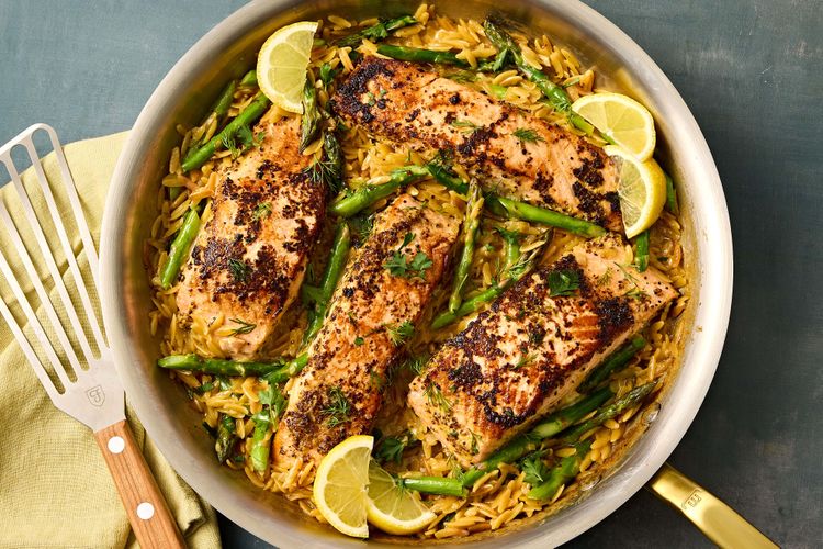Para una tarde ligera: salmón al horno con orzo y limón