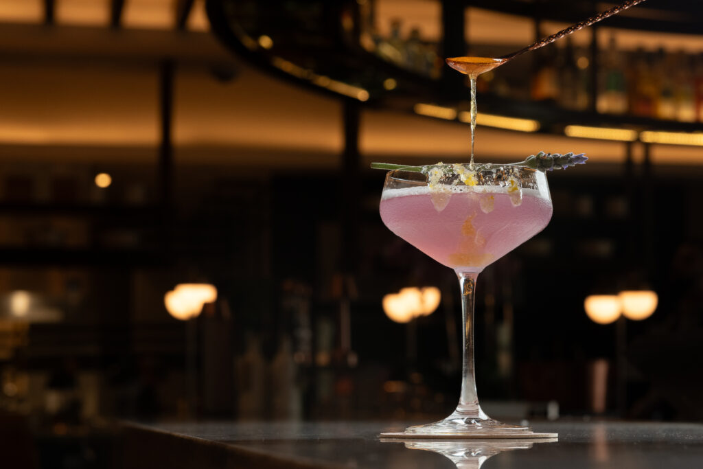 Alchemy by Loews, la coctelería como ritual multisensorial