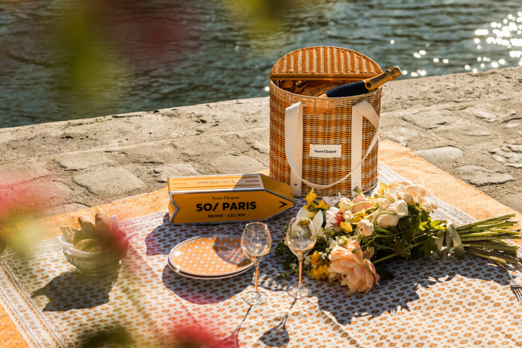 El ritual del picnic parisino se reinventa con Veuve Clicquot y SO/ Paris