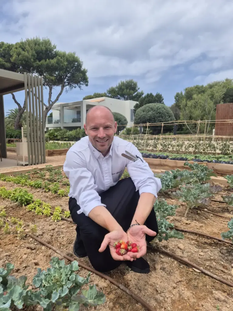 Óscar Salazar, el chef que está convirtiendo 7Pines Ibiza en un destino gastronómico