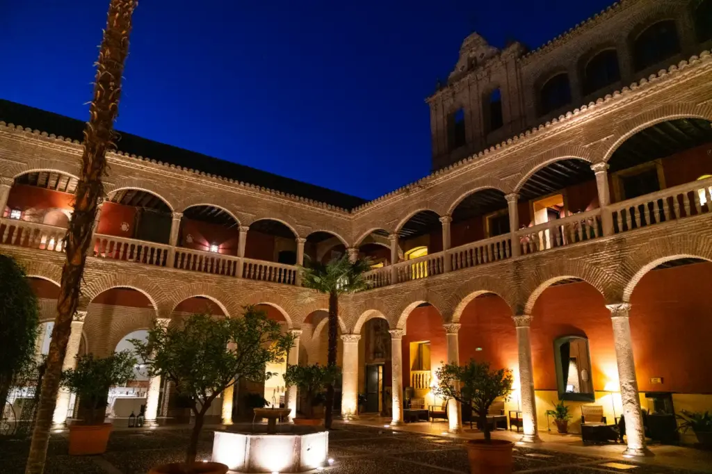 El Claustro: Granada en la mesa