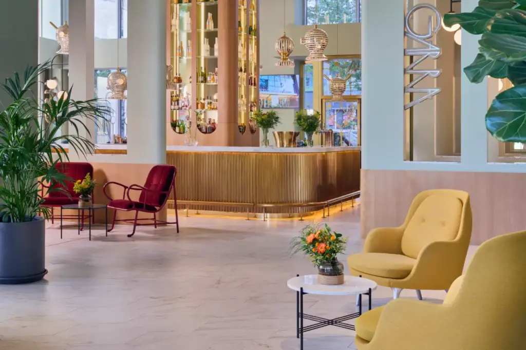La primera parada del fin de semana está en Barceló Torre de Madrid: tardeo y DJs locales