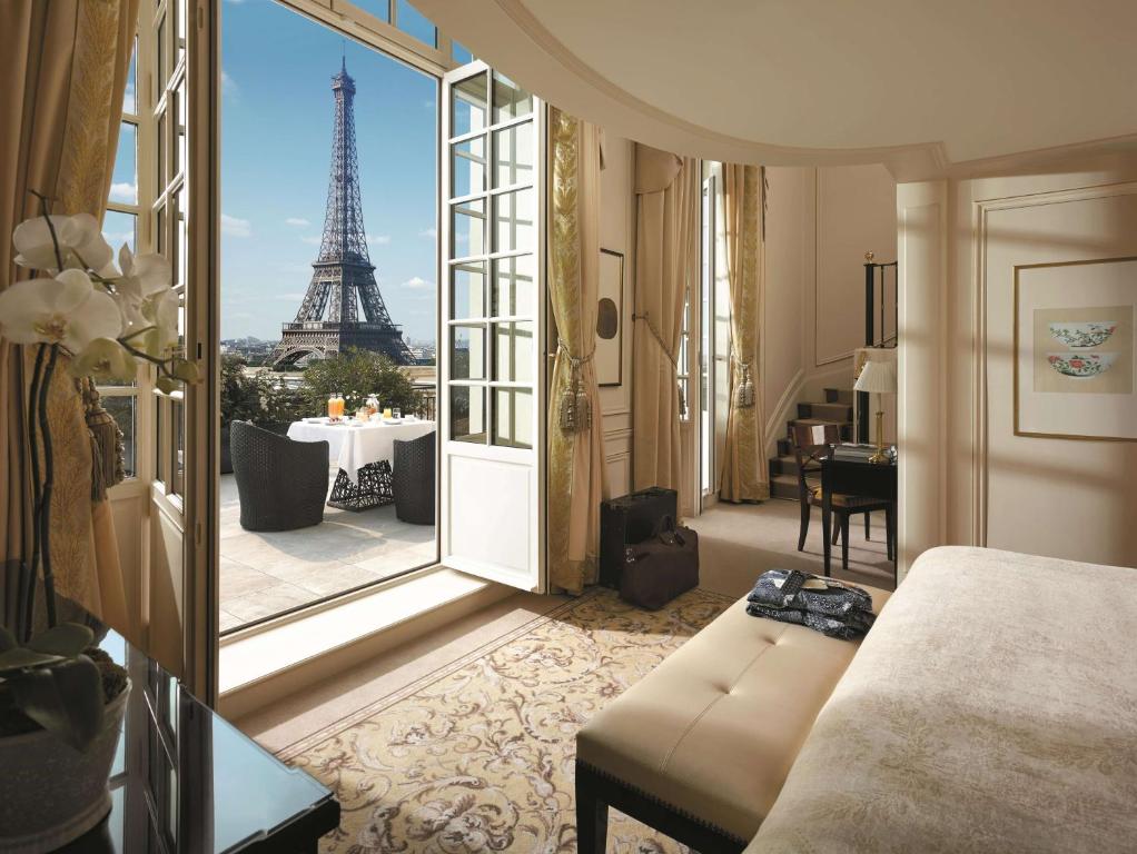 Elegancia imperial frente a la Torre Eiffel