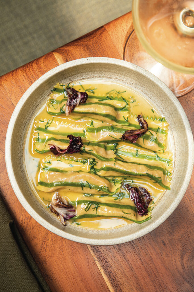 Ravioles de chamorro de cerdo con salsa de mantequilla y anchoas