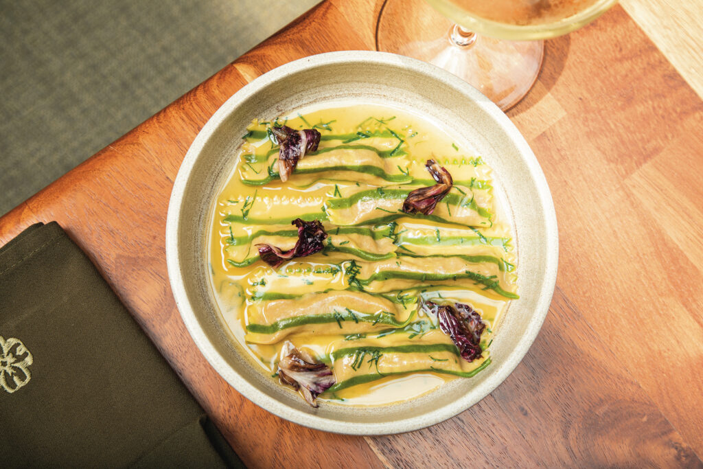 Ravioles de chamorro de cerdo con salsa de mantequilla y anchoas