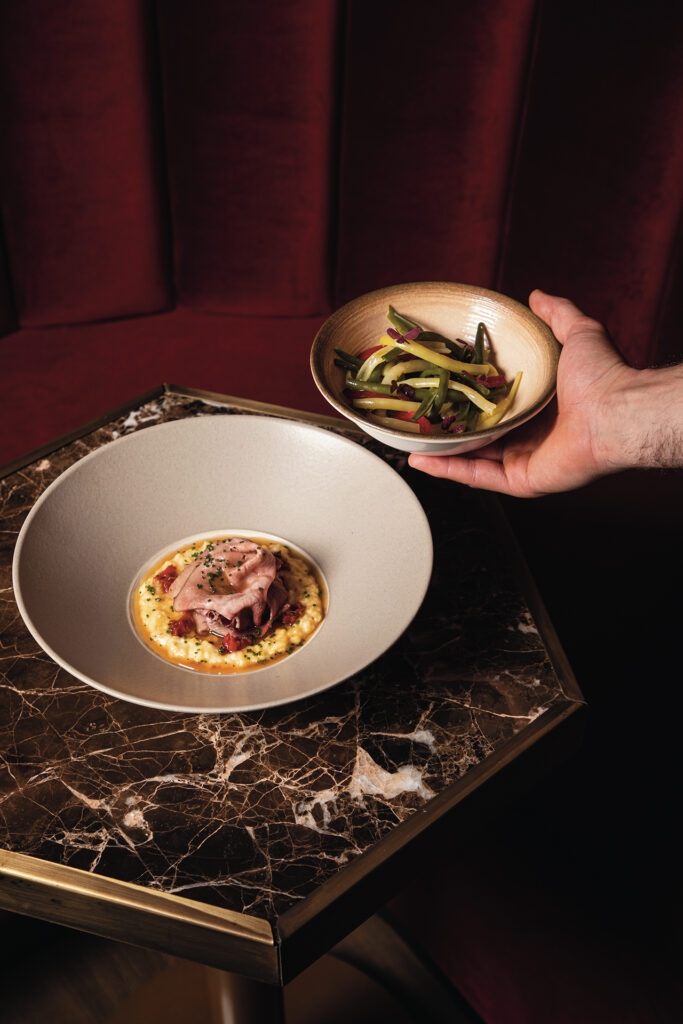 Lengua de Res Wagyu Cross con Polenta de Maíz Criollo