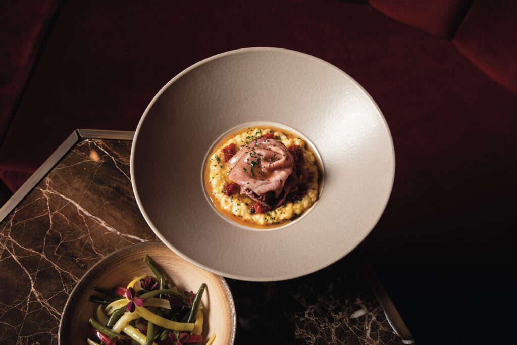 Lengua de res Wagyu Cross con polenta de maíz criollo