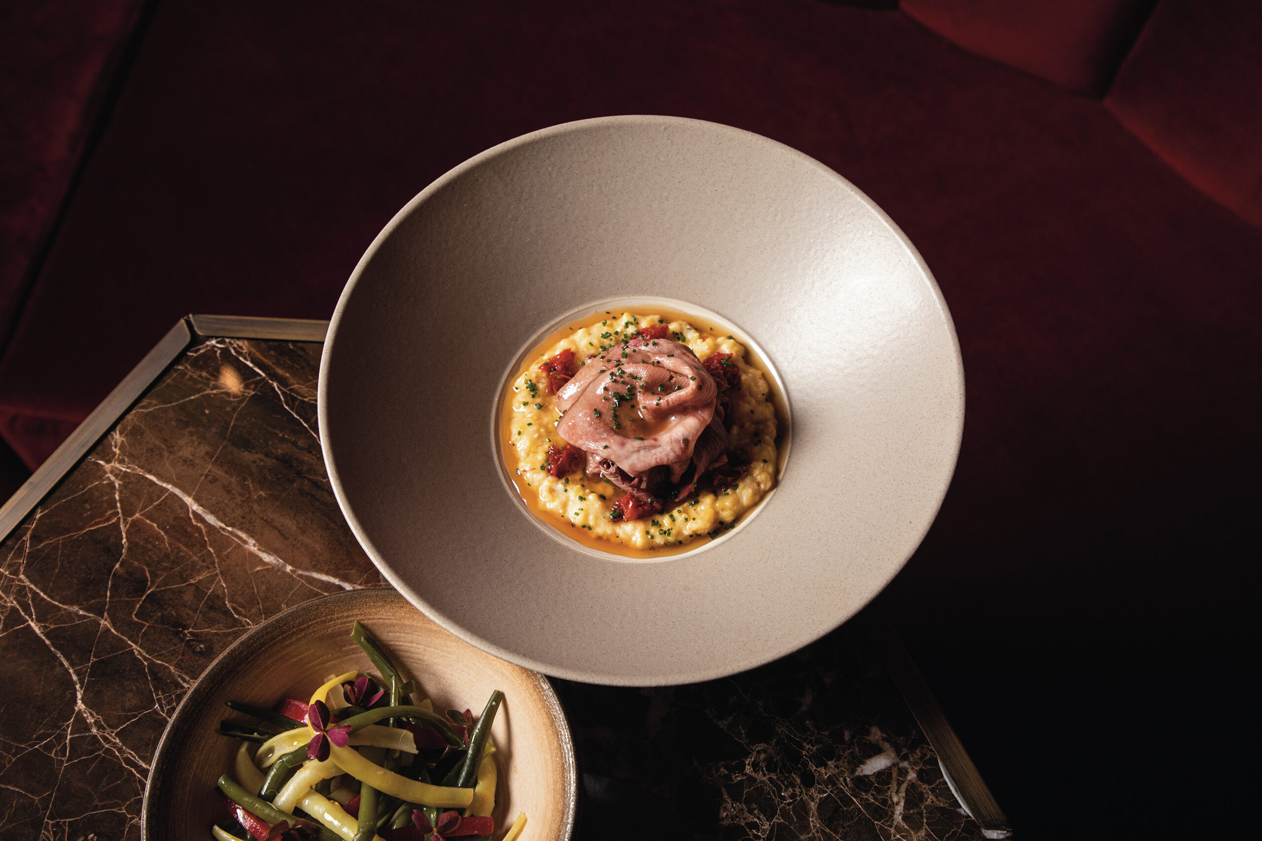 Lengua de res Wagyu Cross con polenta de maíz criollo Lengua de res Wagyu Cross con polenta de maíz criollo
