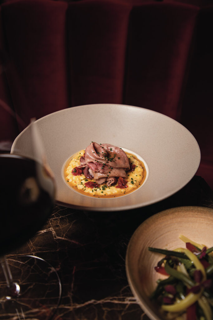 Lengua de Res Wagyu Cross con Polenta de Maíz Criollo