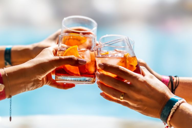 Por qué el calor extremo potencia los efectos del alcohol